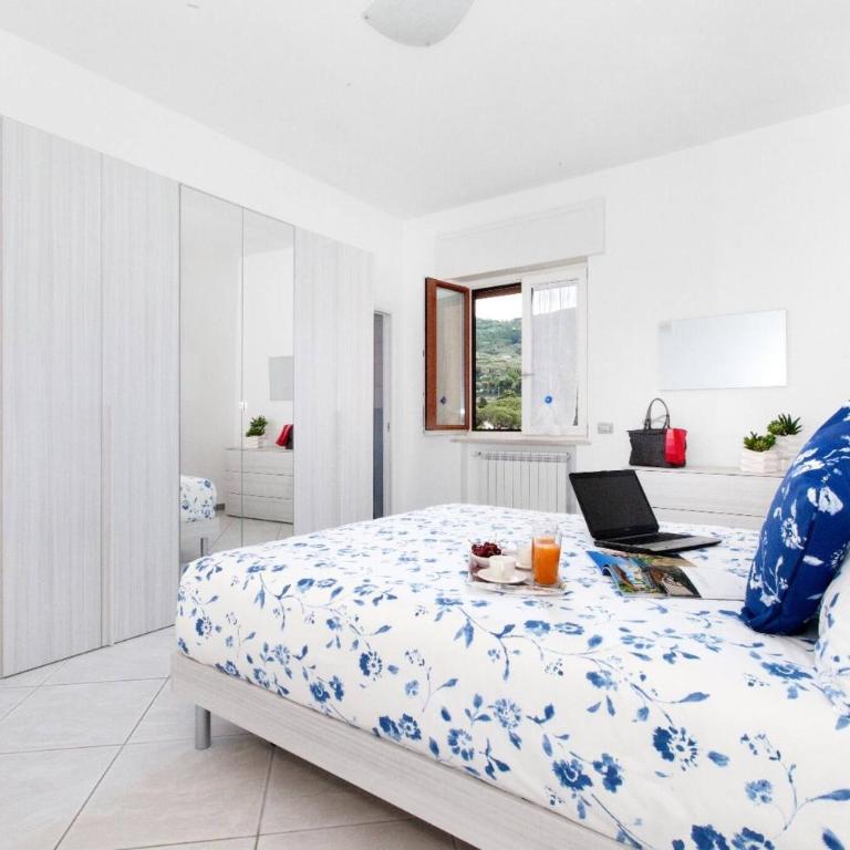 Lux Fabulous Sorento - Three-Bedroom Apartment - 12