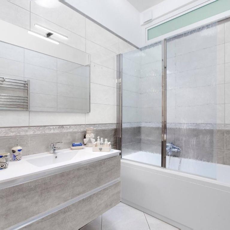 Lux Fabulous Sorento - Three-Bedroom Apartment - 17