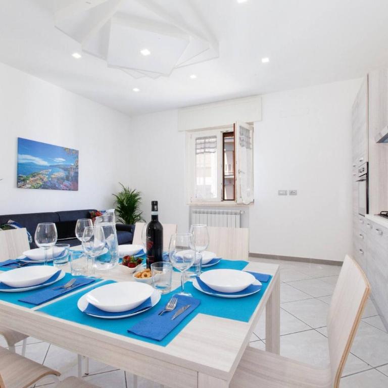 Lux Fabulous Sorento - Three-Bedroom Apartment - 21