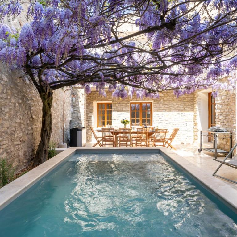Exceptionnel - Couvent entièrement rénové - classé Patrimoine - Piscine, au calme et à 100 m du coeur de l'Isle - Villa avec Piscine Privée - 17