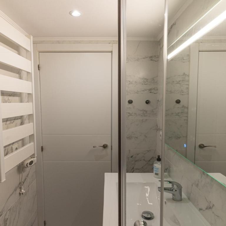 Hermoso apartamento en el centro - Three-Bedroom Apartment - 20