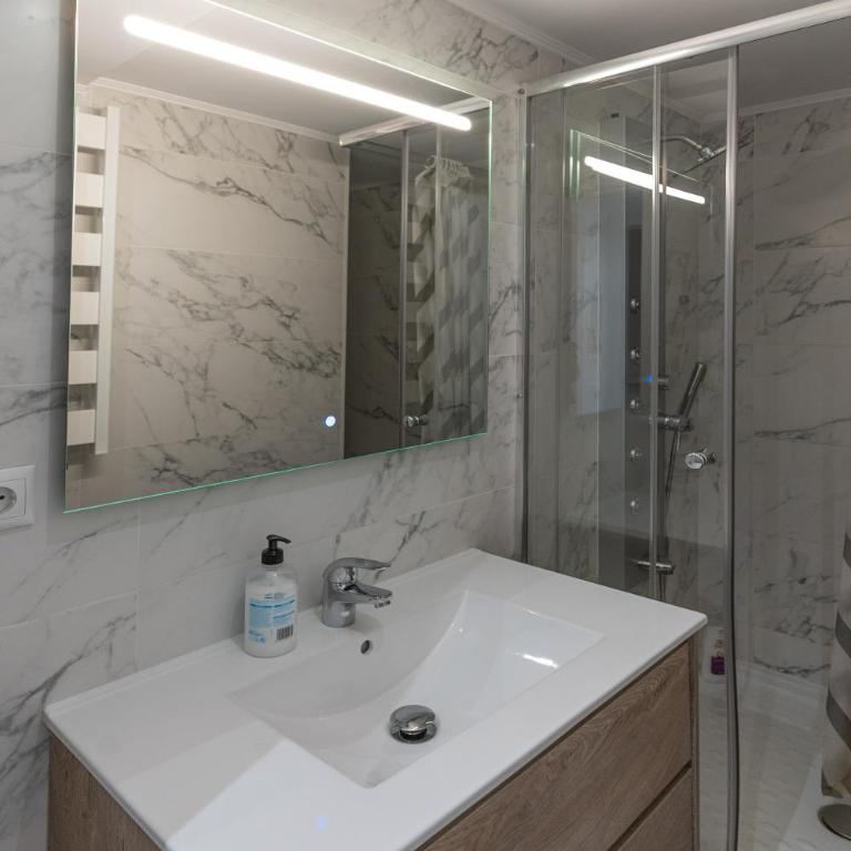 Hermoso apartamento en el centro - Three-Bedroom Apartment - 21