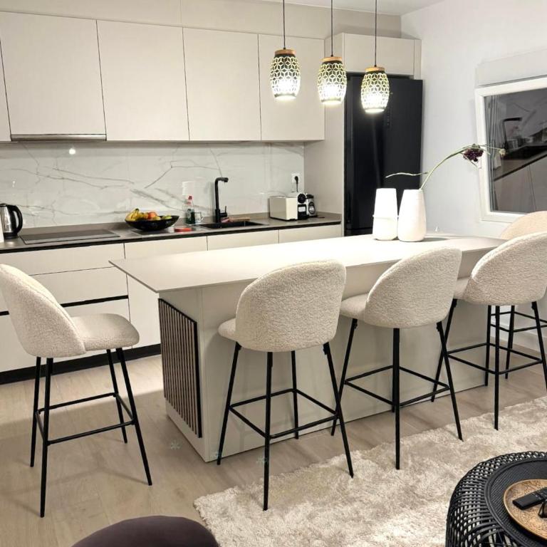 Modern and comfy apartment near Bernabeu sleeps 6 people - Three-Bedroom Apartment - 3
