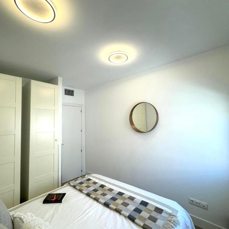 Modern and comfy apartment near Bernabeu sleeps 6 people - Three-Bedroom Apartment - 10