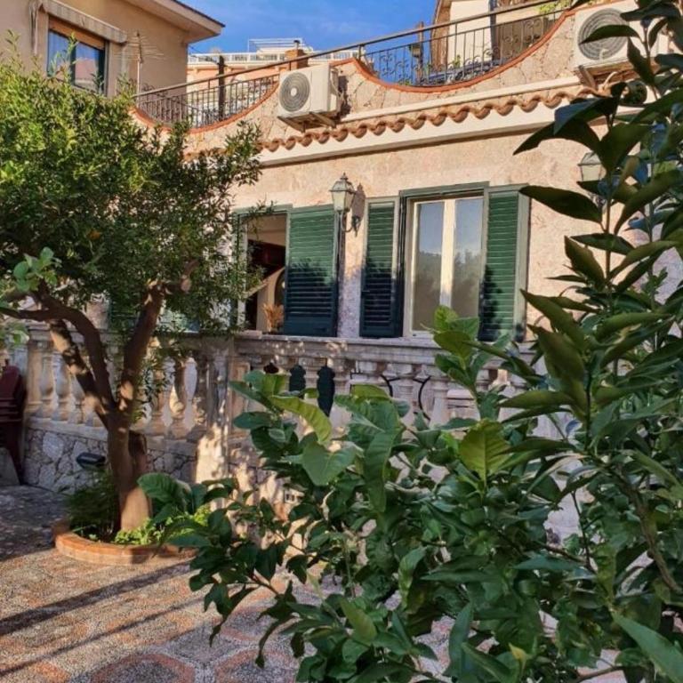 Donna Rosa - Your Home in Taormina - One-Bedroom Apartment with Garden - 2