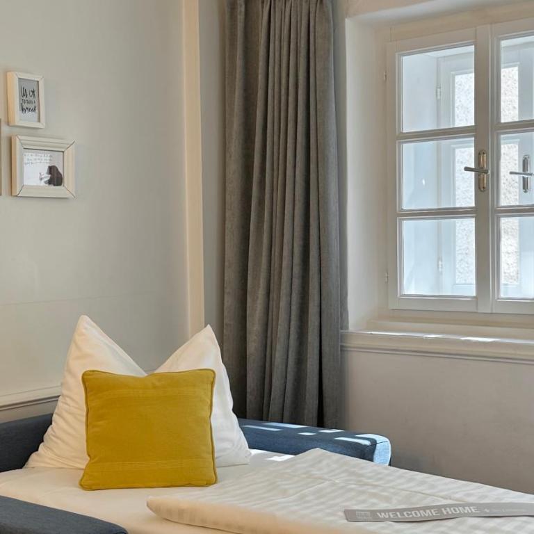 Hotel Krone 1512 - Standard Dreibettzimmer mit Gartenblick - 3