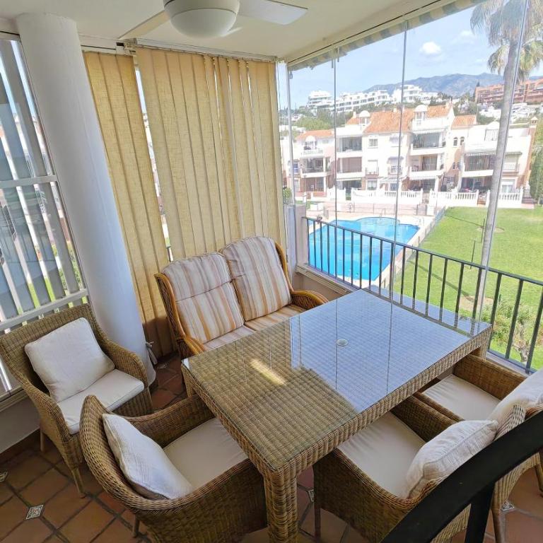 Apartamento en primera línea de playa con solarium, gran terraza acristalada y 2 piscinas - Apartamento de 2 dormitorios con vistas al mar - 1