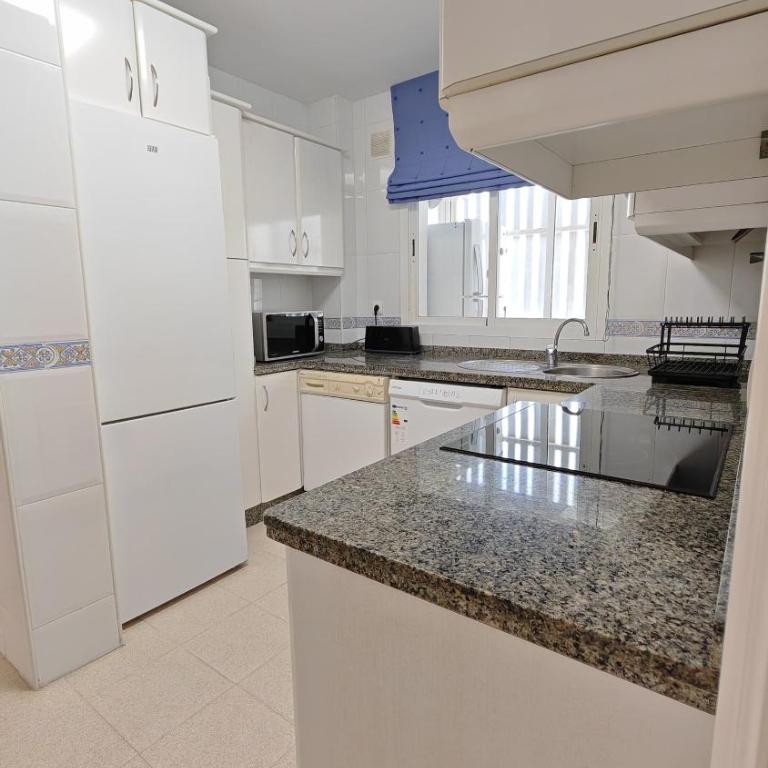 Apartamento en primera línea de playa con solarium, gran terraza acristalada y 2 piscinas - Apartamento de 2 dormitorios con vistas al mar - 8