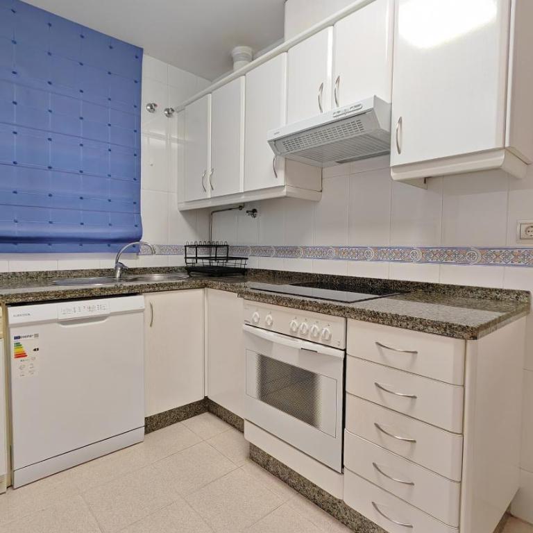 Apartamento en primera línea de playa con solarium, gran terraza acristalada y 2 piscinas - Apartamento de 2 dormitorios con vistas al mar - 7