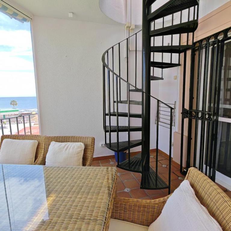 Apartamento en primera línea de playa con solarium, gran terraza acristalada y 2 piscinas - Apartamento de 2 dormitorios con vistas al mar - 2