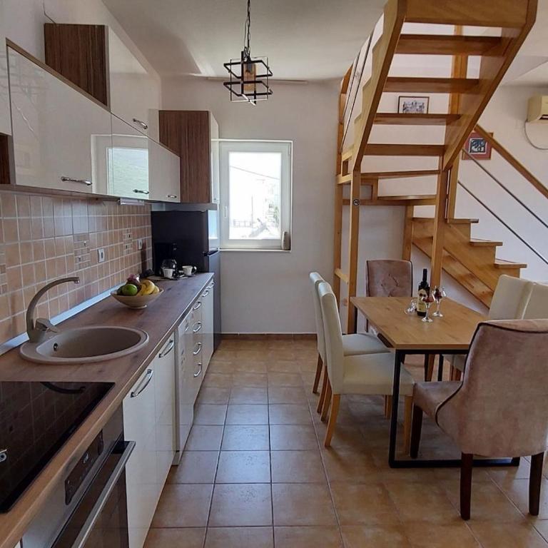 Luxury 3BR Duplex with Pool 2 Mins from Beach in Kumbor - Apartman sa 3 Spavaće Sobe - 16