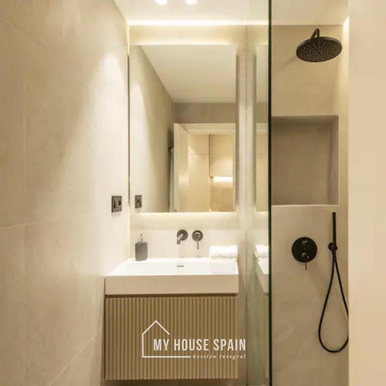 MyHouseSpain - Luminoso piso en Chamberí - Apartment with Shower - 12