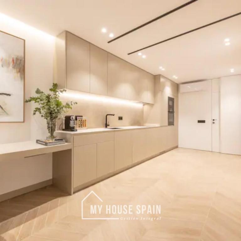 MyHouseSpain - Luminoso piso en Chamberí - Apartment with Shower - 1