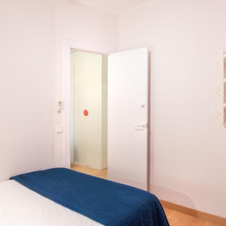 Spacious & Comfortable Apartment in Barcelona City Center - Three-Bedroom Apartment - 25