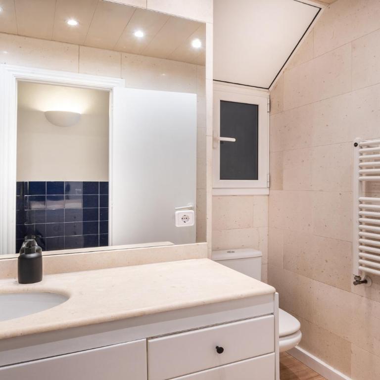 Spacious & Comfortable Apartment in Barcelona City Center - Three-Bedroom Apartment - 21