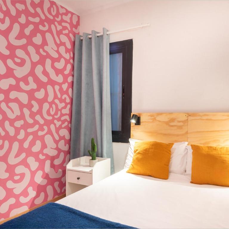 Spacious & Comfortable Apartment in Barcelona City Center - Three-Bedroom Apartment - 24