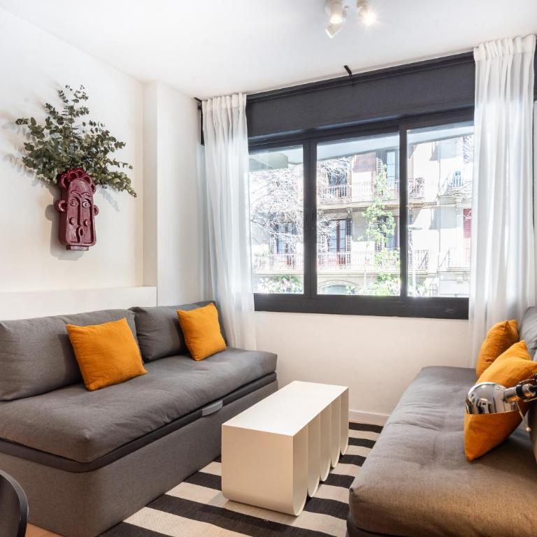 Spacious & Comfortable Apartment in Barcelona City Center - Three-Bedroom Apartment - 2