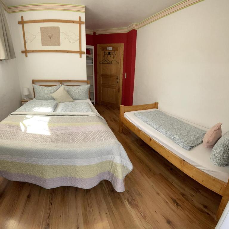 House LA Neuschwanstein Blick - Budget City Hotel - Dreibettzimmer mit Terrasse und eigenem Bad - 2