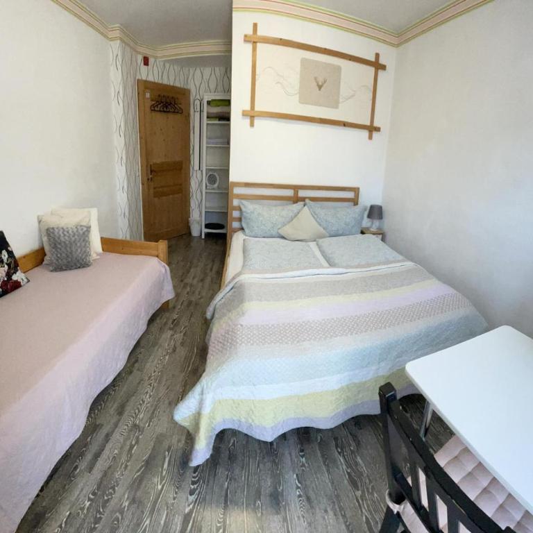 House LA Neuschwanstein Blick - Budget City Hotel - Doppelzimmer mit Terrasse und eigenem Badezimmer - 3