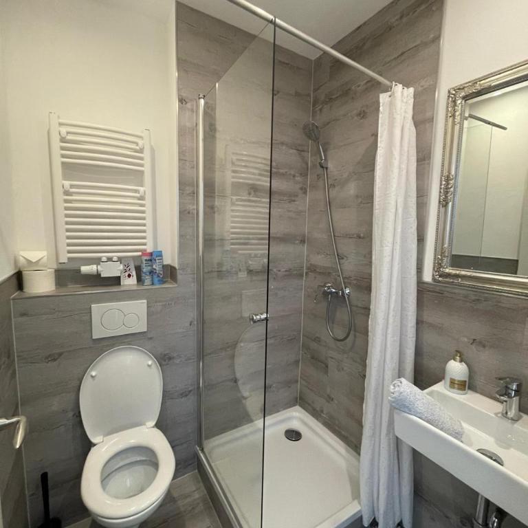 House LA Neuschwanstein Blick - Budget City Hotel - Familienzimmer mit Bad - 8