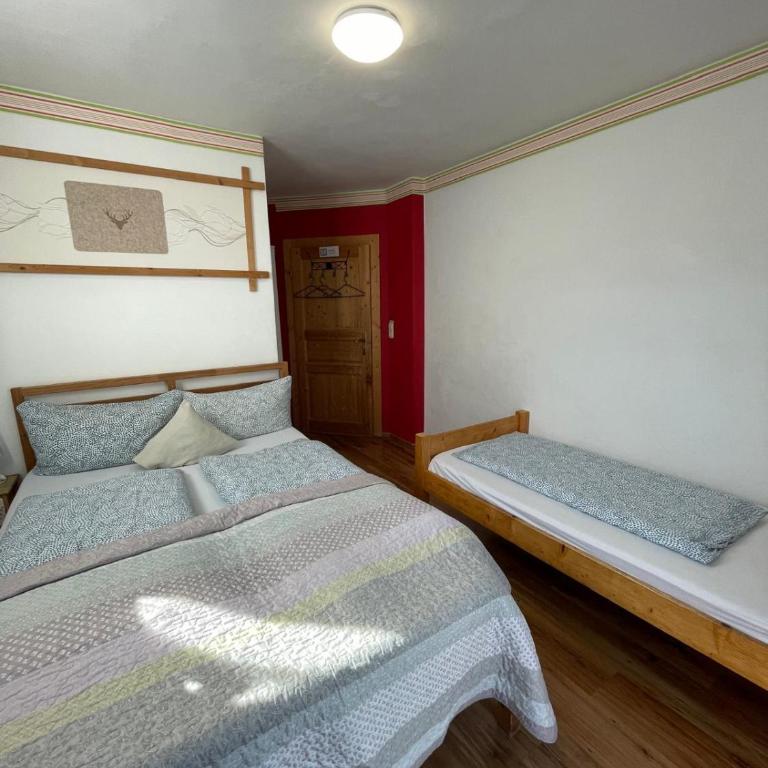 House LA Neuschwanstein Blick - Budget City Hotel - Dreibettzimmer mit Terrasse und eigenem Bad - 4