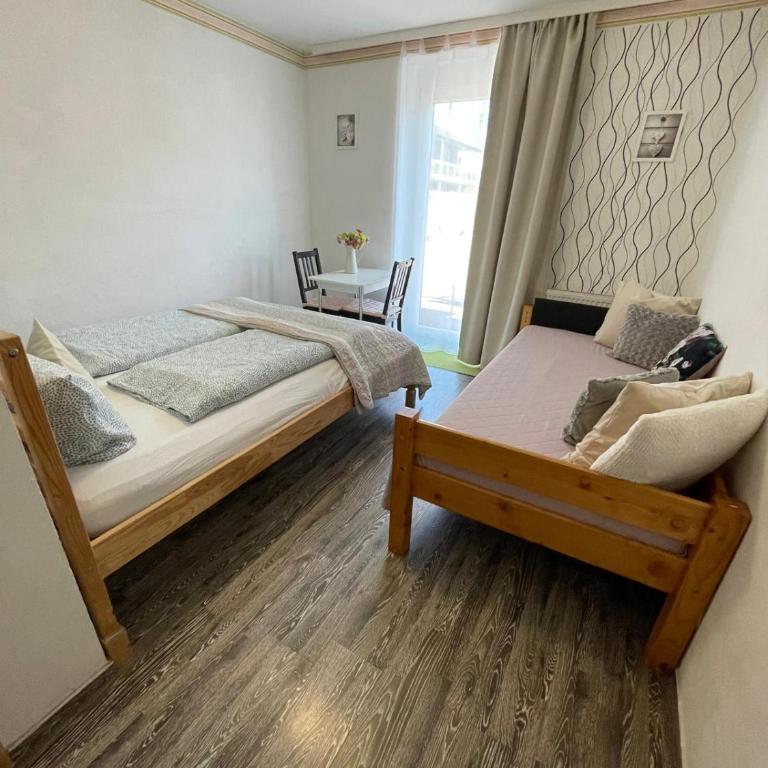 House LA Neuschwanstein Blick - Budget City Hotel - Doppelzimmer mit Terrasse und eigenem Badezimmer - 4