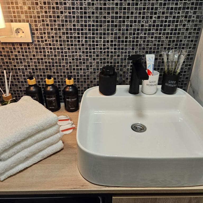 Studio49apartments Quiet in Niš Free Private Parking Fast WiFi - One-Bedroom Apartment - 4