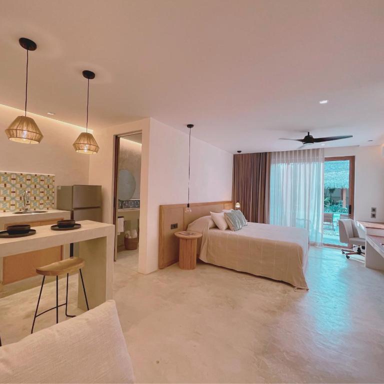 Bidmont Villa & Spa - Luxury Wellness Retreat - Suite con cama extragrande y vistas a la piscina - 1