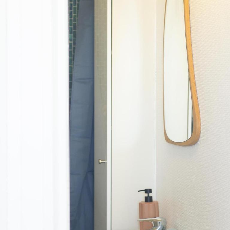 Place équipe au Coeur de Paris avec Vue sur l'Arc de Triomphe et la Tour Eiffel - Chambre Double avec Salle de Bains Privative - 22