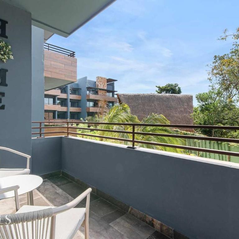 Stylish Pool View • 1BR w/Balcony • Sauna + Gym - Apartment - 3
