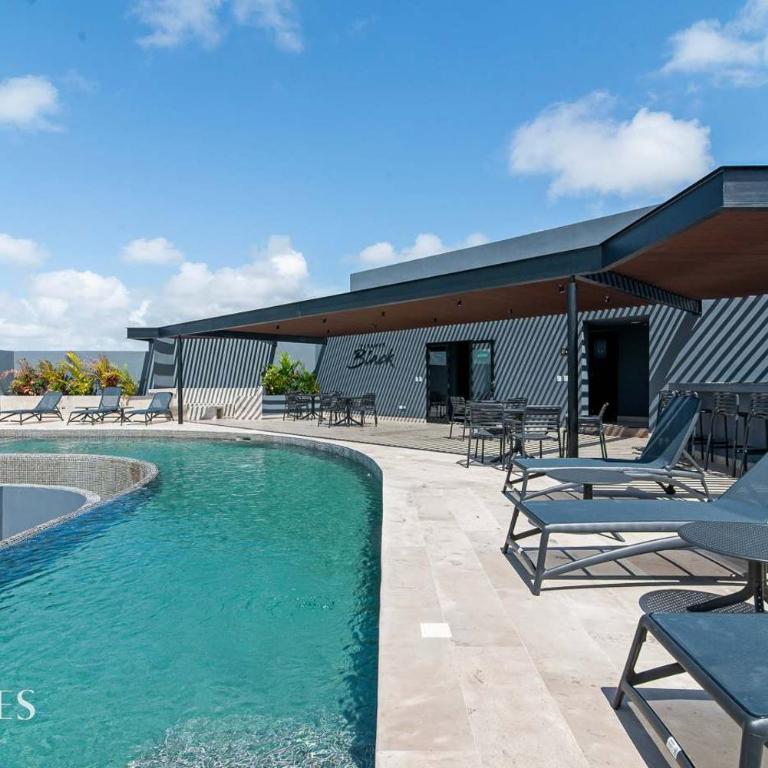 Stylish Pool View • 1BR w/Balcony • Sauna + Gym - Apartment - 4