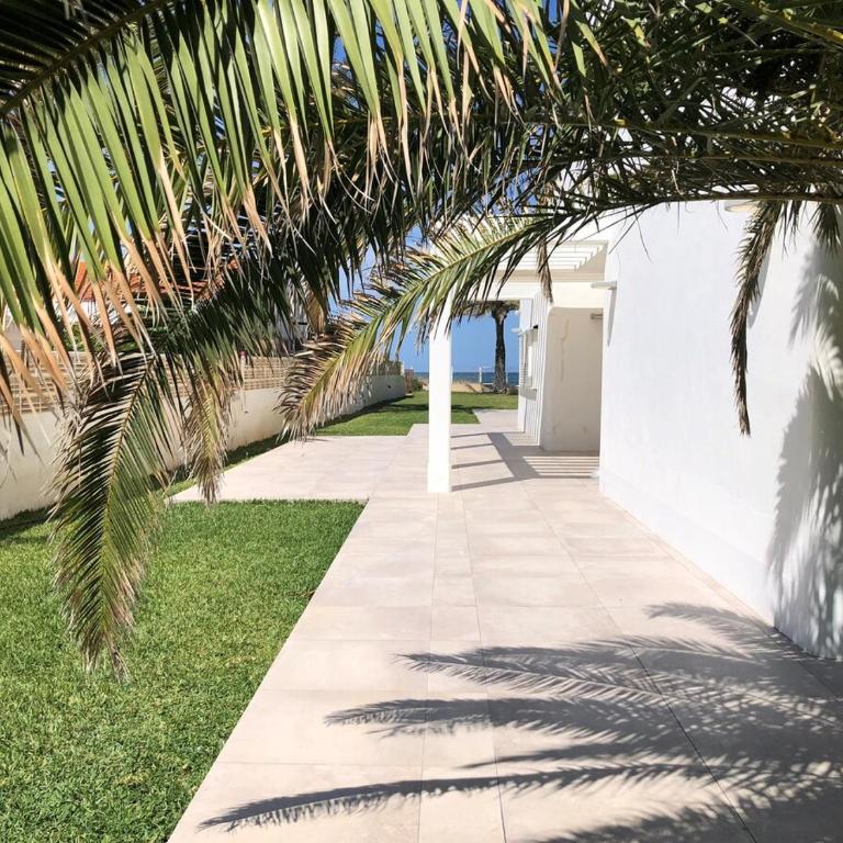 The beach is your garden - Villa - 8