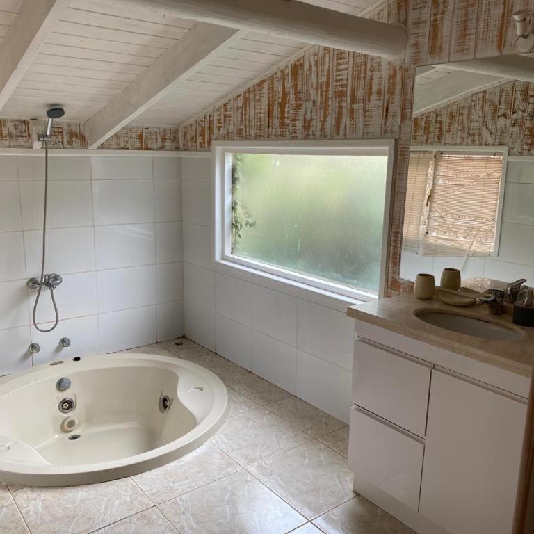 Tunquén, hermosa casa, cancha de tenis y piscina exclusivas - Four-Bedroom House - 11