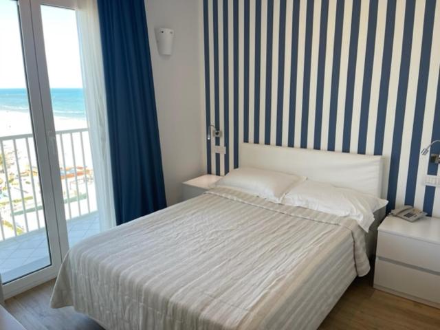 Hotel Fedora Riccione - FRONTE MARE - Superior Double Room - 4