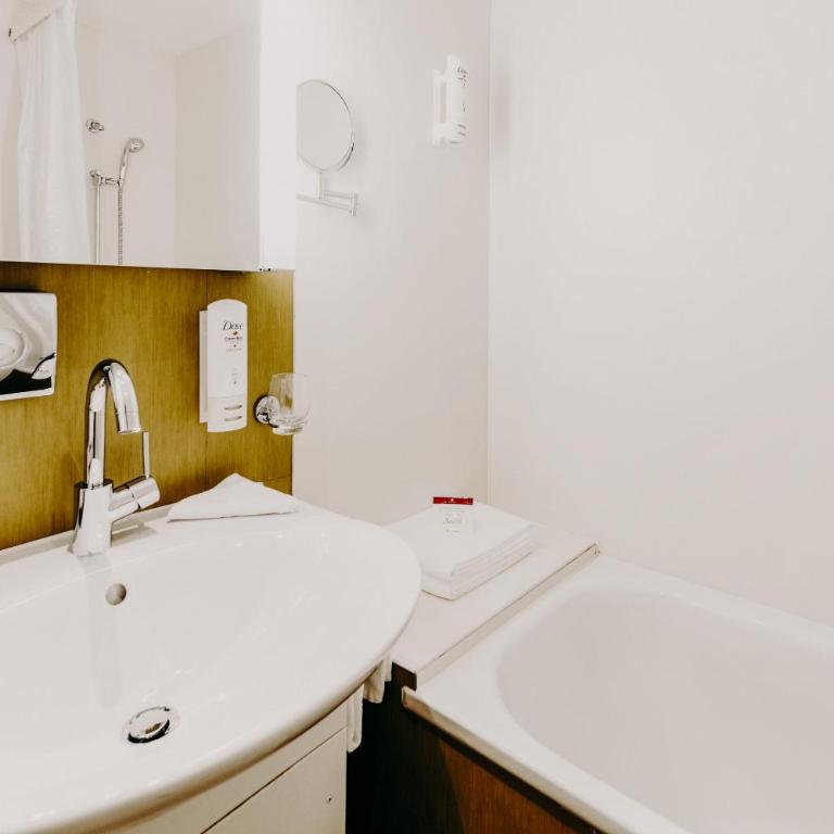 Parkhotel Schoenegg - Standard Grandlit Zimmer mit Balkon und Bergblick - 2