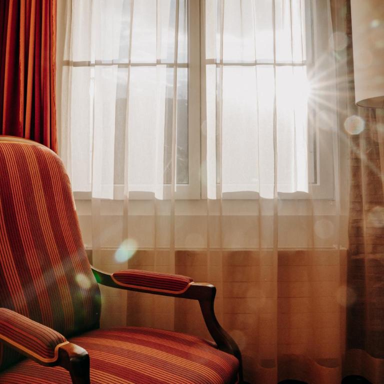 Parkhotel Schoenegg - Standard Grandlit Zimmer mit Balkon und Bergblick - 1