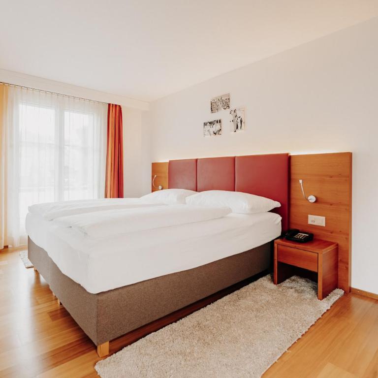 Parkhotel Schoenegg - Standard Zweibettzimmer mit Balkon und Bergblick - 4