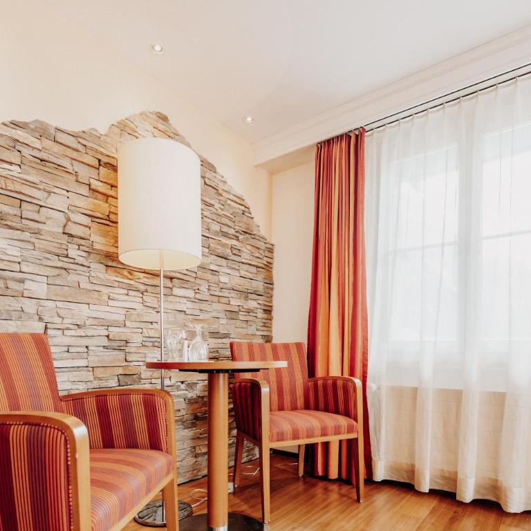 Parkhotel Schoenegg - Standard Zweibettzimmer mit Balkon und Bergblick - 3