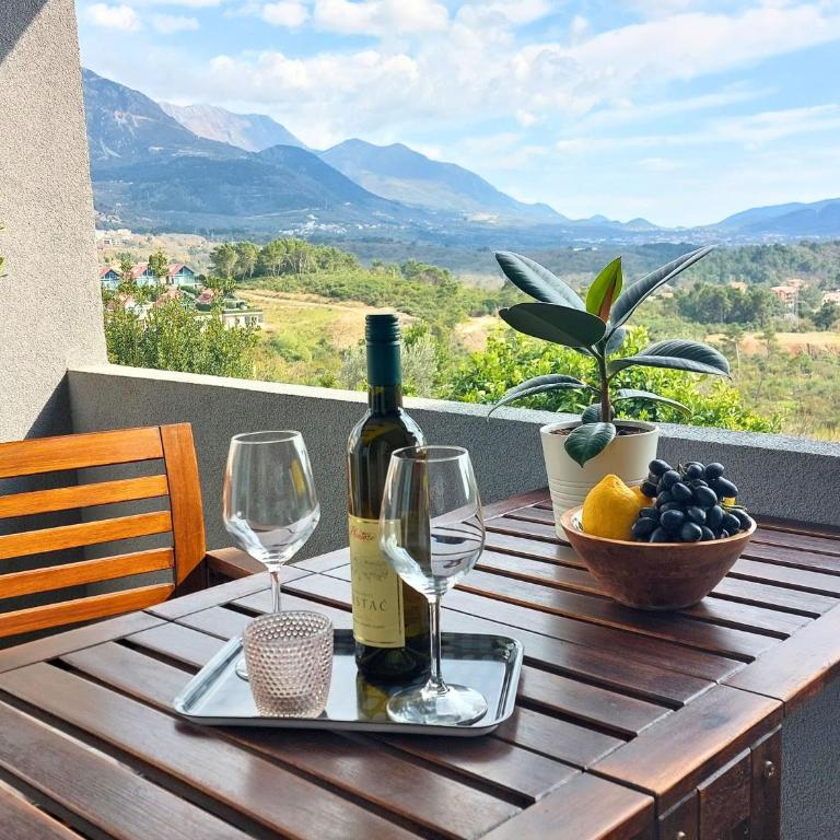 Mio Monte Apartments - Free Parking and Wi-Fi - Calm, Garden, See and Mountain View, Tivat - Porto Montenegro 2km - Studio Apartment with Balcony - 2