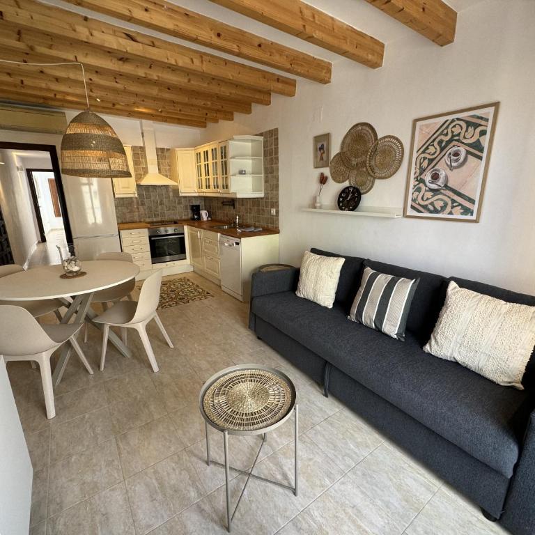 PLAZA IGLESIA HappyVila - One-Bedroom Apartment with Terrace - 10