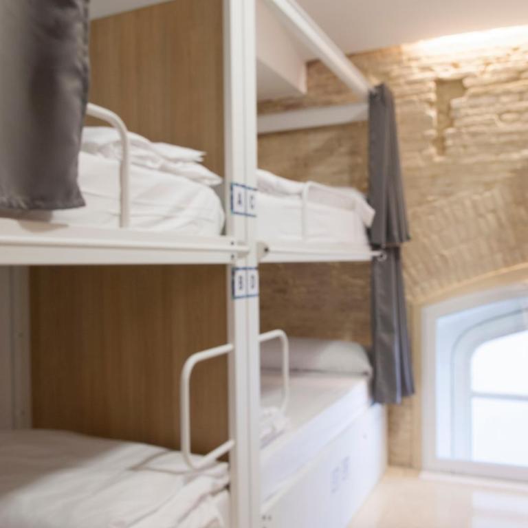 UP Hostel Valencia - Bed in 8-Bed Female Dormitory Room - 6