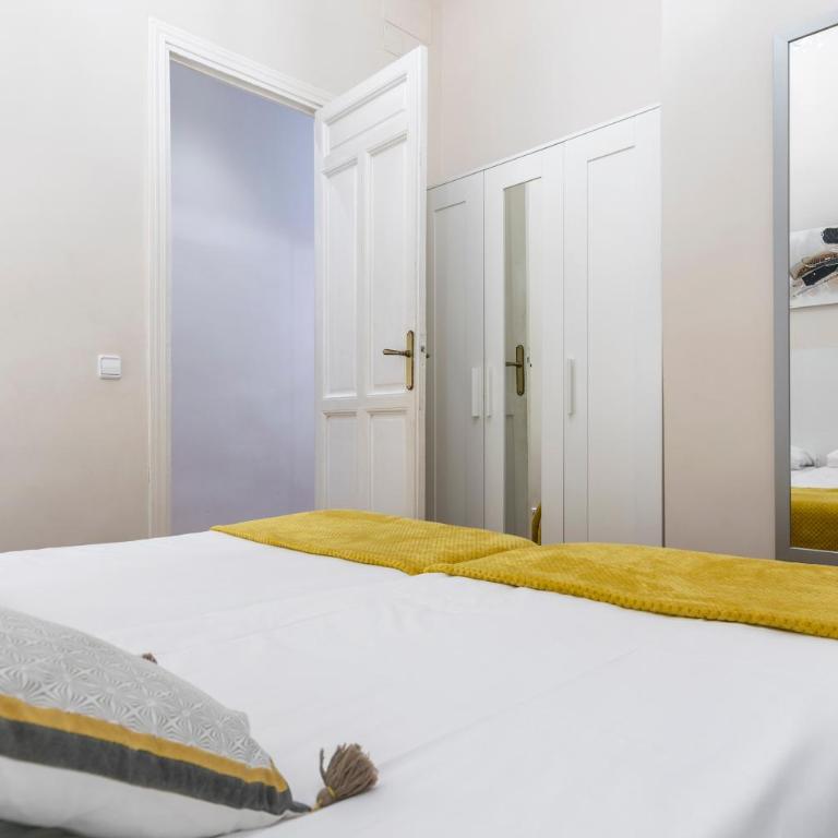 Reina 1 by Forever Rentals - Three-Bedroom Superior Apartment - 8