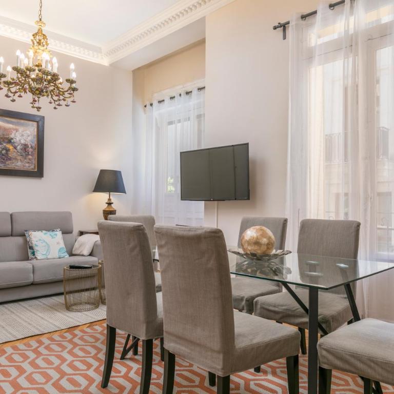 Reina 1 by Forever Rentals - Three-Bedroom Superior Apartment - 2