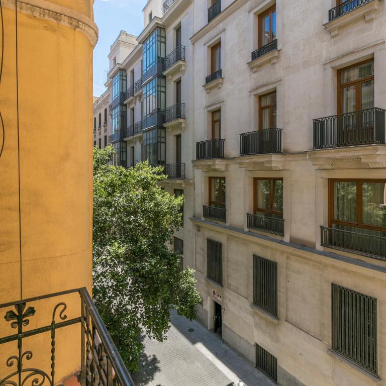 Reina 1 by Forever Rentals - Three-Bedroom Superior Apartment - 13