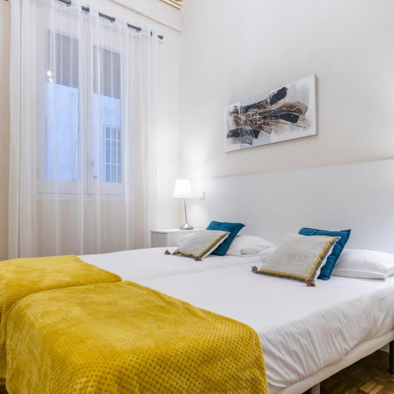 Reina 1 by Forever Rentals - Three-Bedroom Superior Apartment - 3