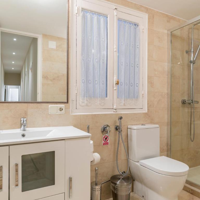 Reina 1 by Forever Rentals - Three-Bedroom Superior Apartment - 10