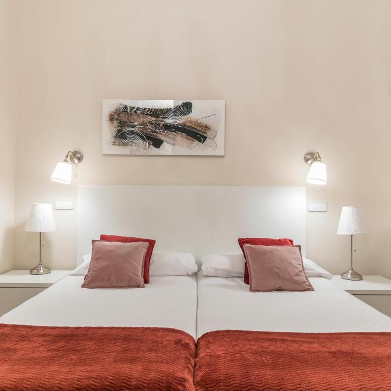 Reina 1 by Forever Rentals - Three-Bedroom Superior Apartment - 5