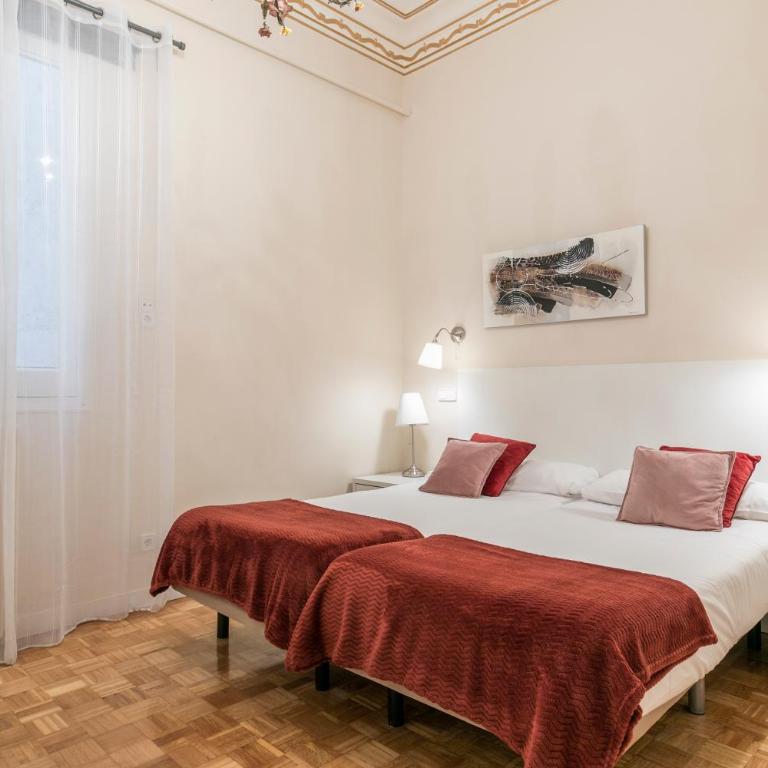 Reina 1 by Forever Rentals - Three-Bedroom Superior Apartment - 16