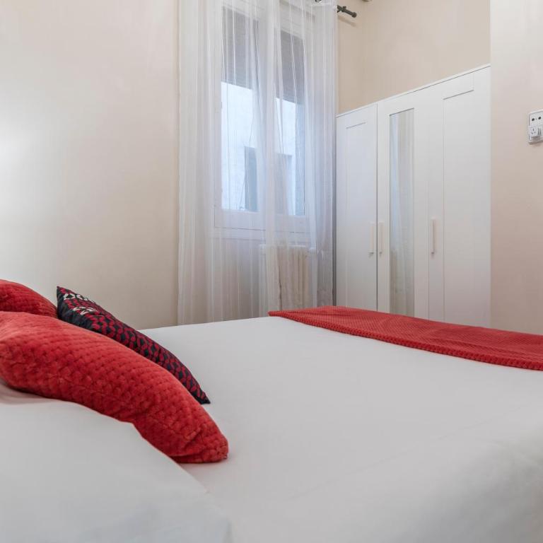 Reina 1 by Forever Rentals - Three-Bedroom Superior Apartment - 9