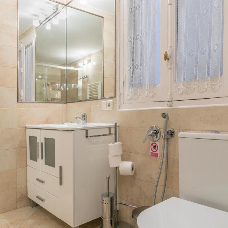 Reina 1 by Forever Rentals - Three-Bedroom Superior Apartment - 17